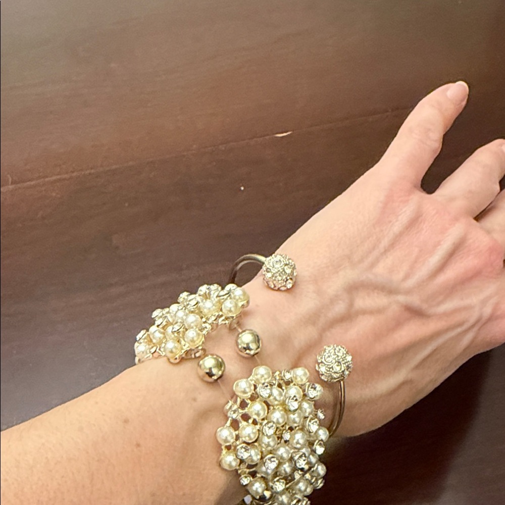 Elegant Faux Pearl and Silver Bracelet Set - Picture 3 of 5